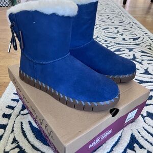 NEW Size 7 Muk Luks Blue Boots with White Fur Genuine Suede Wool Memory Foam NEW